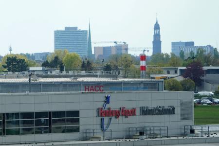 Der Hamburger Flughafen musste nach einer kleinen Bruchlandung eines Kleinflugzeuges kurzzeitig für alle Starts und Landungen geschlossen werden. (Archivbild)