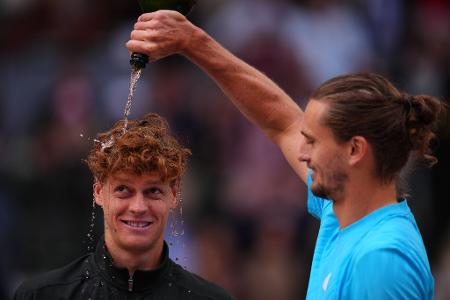  Zverev gratuliert Sinner mit Champagner-Dusche
