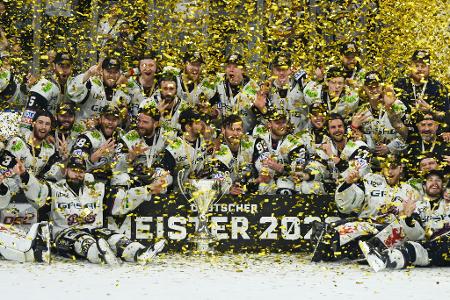 Eisbären Berlin bejubeln den Gewinn der Deutschen Meisterschaft