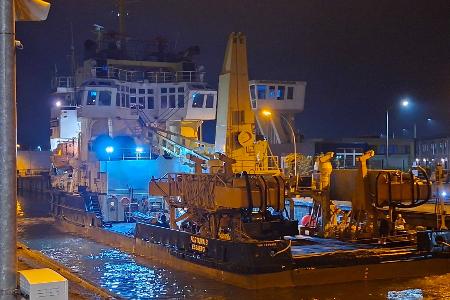 Die "Fortuna B" liegt im Hafen von Cuxhaven. Eines der beiden Schiffe, die den mehrfach vor der deutschen Küste gestrandeten Wal in die Nordsee brachten, ist am Sonntagabend in Cuxhaven eingelaufen.