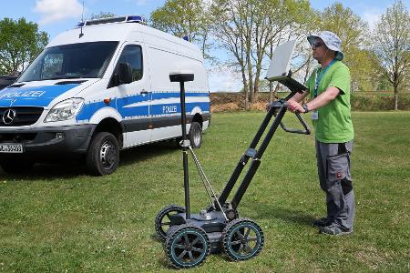 Experten suchen das Grundstück ab.