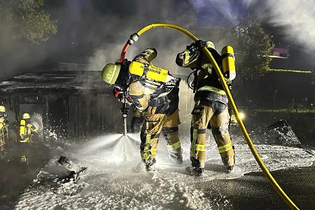 Zur Brandbekämpfung beim Gartenlaubenbrand kam ein Löschbohrsystem zum Einsatz.