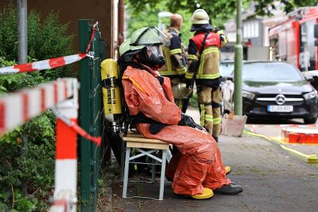Einsatzkräfte im Chemikalienschutzanzug.