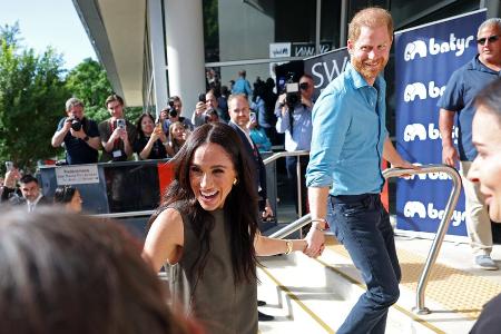 Meghan erhält kuriose Geschenke - darunter eine Badehose für Harry