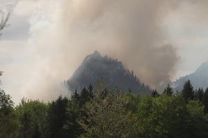 Dichter Rauch ist über dem Berg in den bayerischen Alpen zu sehen.