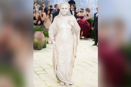 Heidi Klum verblüfft bei Met Gala als lebende Statue