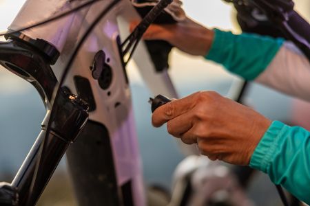 So lädst Du Smartphone oder E-Bike sicher und verhinderst Akku-Brände