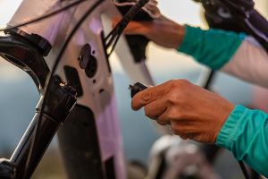 So lädst Du Smartphone oder E-Bike sicher und verhinderst Akku-Brände