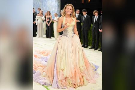 Nach überraschendem Vergleich: Blake Lively strahlt bei der Met Gala