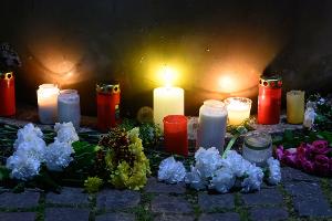 Am Tatort haben Menschen mit Blumen und Kerzen ihr Mitgefühl ausgedrückt.