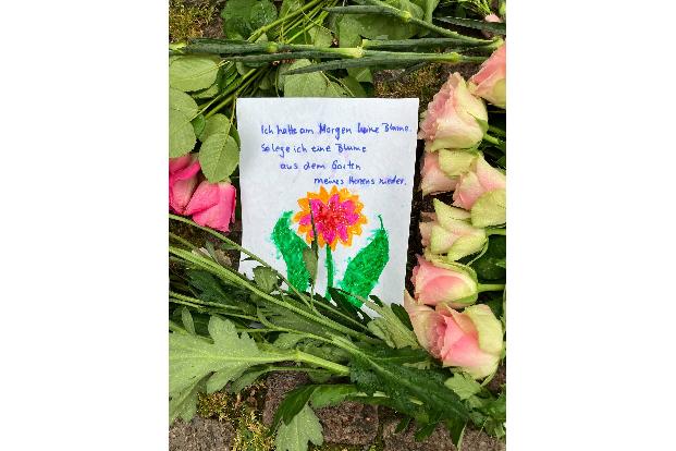 Eine Frau hat mit einem gemalten Bild eine emotionale Botschaft hinterlassen. 