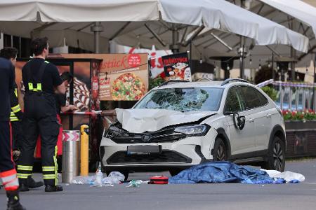 Zwei Menschen sind gestorben, nachdem am Montagabend ein Auto in eine Menschengruppe in Leipzig gefahren ist.