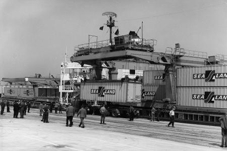 Im Mai 1966 wurden die ersten Container in einem deutschen Hafen an Land gebracht - in Bremen. 