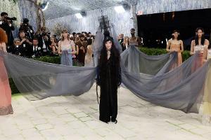 Madonna erscheint bei Met Gala mit sieben Helferinnen