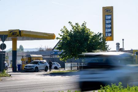 Vormittags fallen die Spritpreise teilweise unter 2 Euro. (Archivbild)