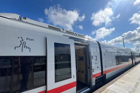 Der ICE L stammt vom spanischen Hersteller Talgo und ähnelt optisch eher den IC-Fernzügen des Konzerns. 