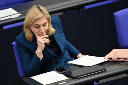 Ministerin Warken kündigte eine Anhebung des Fix-Honorars an. (Archivbild)