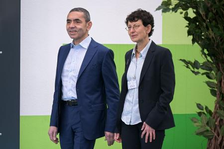 Biontech-Gründer Ugur Sahin und Özlem Türeci scheiden aus dem Unternehmen aus. (Archivbild)