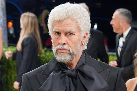 Um Jahre gealtert: Bad Bunny überrascht bei Met Gala mit Opa-Style