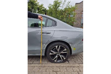 beschädigter Volvo S 60
Foto: Polizei (freigegeben)