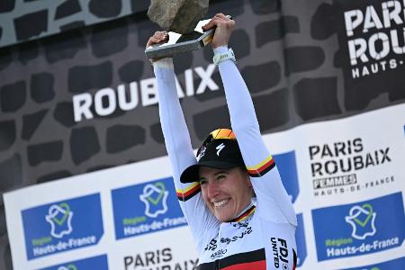 Vuelta der Frauen: Koch bleibt im Roten Trikot