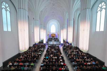 Im Paulinum der Universität Leipzig kamen viele Menschen zu einer Gedenkandacht für die Opfer zusammen.