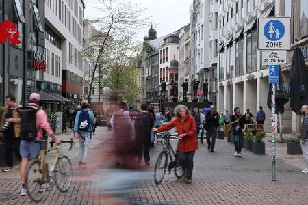 Die Grimmaische Straße in der Leipziger Innenstadt ist nach der Amokfahrt wieder für Passanten freigegeben. 