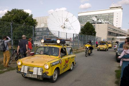 Der Filmemacher Dan Priban fährt mit seinem Trabi am Prager Sendezentrum des öffentlich-rechtlichen Tschechischen Fernsehens (CT) vorbei. (Archivbild)