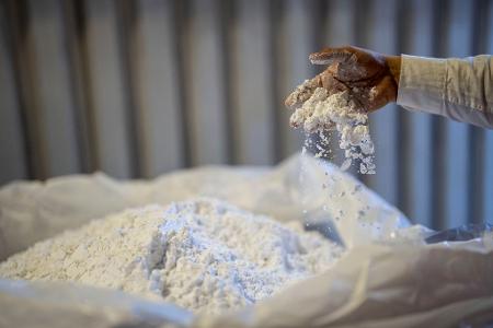 Lithium in einer chilenischen Verarbeitungsanlage. Dieser und viele andere Rohstoffe haben sich im ersten Quartal stark verteuert. (Symbolbild) 