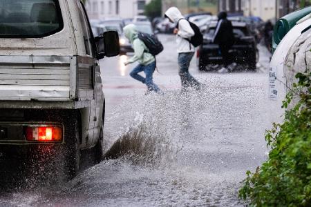 Regen bringt Segen? Von wegen! Diese Schüler in Hannover kriegen nasse Füße. 