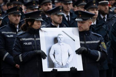 Bei einem Gedenkgottesdienst hatten Polizisten und Polizistinnen ihres getöteten Kollegen gedacht. (Archivbild)