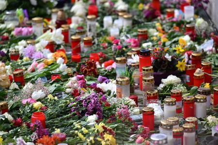 Nach Amokfahrt in Leipzig: Ermittler schweigen zu Motiven und die Anteilnahme der Bevölkerung wächst.