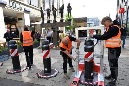 Leipzig stellt massive Sperren nach tödlicher Amokfahrt auf.