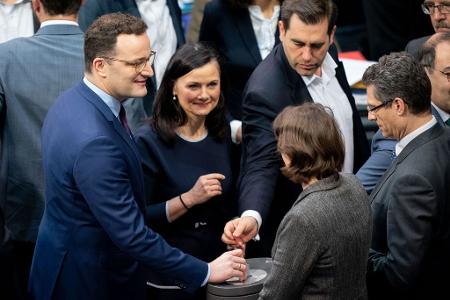 Bereits 2020 stimmte der Bundestag über neue Organspenderegeln ab - hier Jens Spahn (CDU), damals Gesundheitsminister, neben Gitta Connemann (CDU) bei der Abstimmung. (Archivfoto)