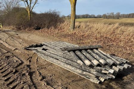Foto: zur freien Verwendung
Wellasbestplatten auf dem Feldweg