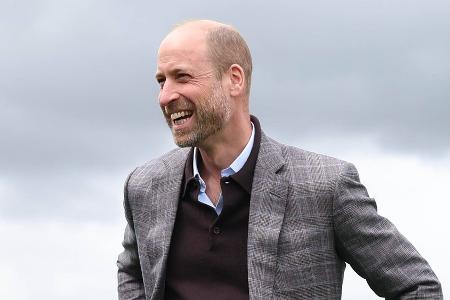 Prinz William besucht Bauernhof und besorgt Kuchen