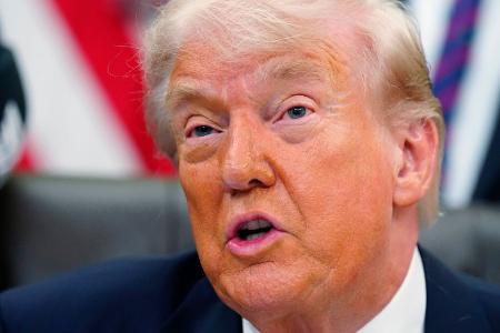 Trump setzt widersprüchliche Posts zum Konflikt mit dem Iran ab. 