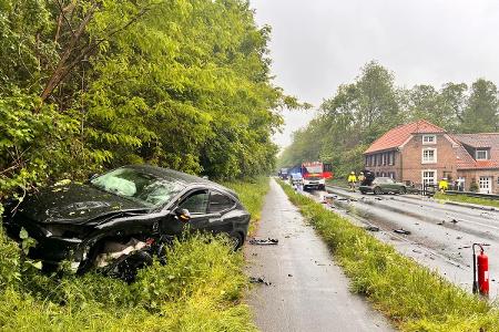 Einsatzstelle auf der B57 zwischen Xanten und Birten
