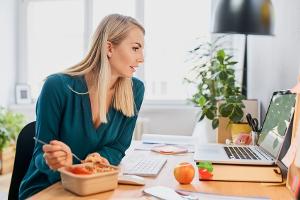 Das Gehirn isst mit: Warum wir lieber nicht nebenbei essen sollten