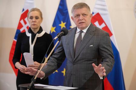 Die sozialdemokratische Wirtschaftsministerin Denisa Sakova und der linkspopulistische Ministerpräsident Robert Fico hatten die unterschiedlichen Treibstoffpreise für In- und Ausländer bisher verteidigt. (Archivbild)