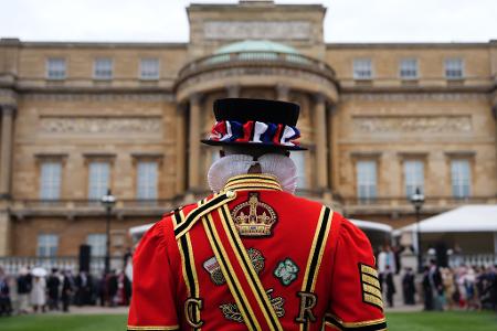 Leibwächter der königlichen Garde stehen bei der jährlichen Gartenparty des britischen Königshauses im Buckingham-Palast.
