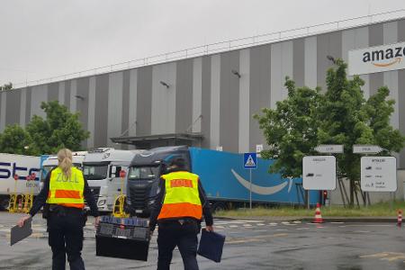 Zöllner wurden am Mittwoch auch an einem Kölner Amazon-Standort vorstellig.