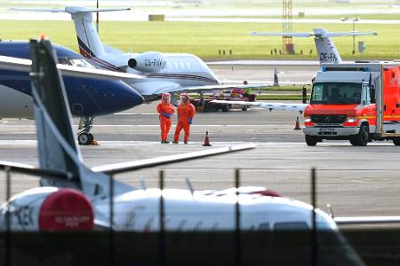 Drei infizierte Passagiere wurden mit zwei Spezialflugzeugen evakuiert.