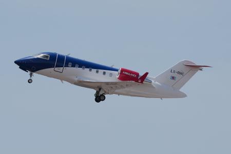 Ein Ambulanzflugzeug startet in Kap Verde mit evakuierten Patienten vom Kreuzfahrtschiff 