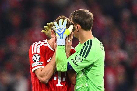 Torwart Manuel Neuer tröstet Harry Kane nach der Niederlage.