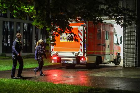 Ein Rettungswagen bringt eine deutsche Patientin in das Infektionszentrum der Uniklinik Düsseldorf.