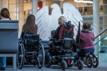 Wie kann da Leben für Menschen mit Behinderungen alltagstauglicher werden? Der Bundestag berät nun über das Behindertengleichstellungsgesetz.