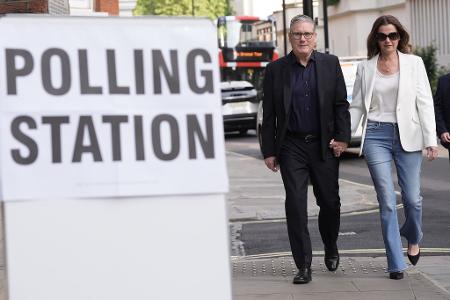 Der britische Premier Keir Starmer und seine Frau Victoria auf dem Weg zum Wahllokal.