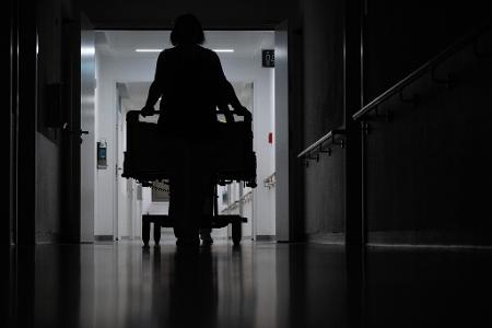 Die blinde Frau klagt in Karlsruhe gegen eine Rehaklinik. (Symbolbild)