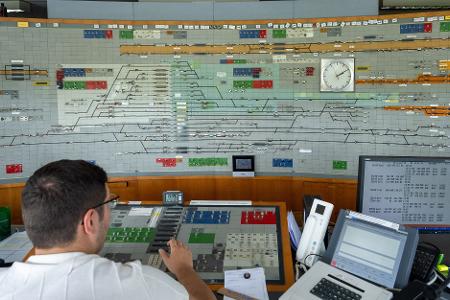 Nicht wenige Stellwerke der Bahn sind bereits 60 oder 70 Jahre alt und können nicht mehr mit neuerer Technik ausgestattet werden. Dann hilft nur der Neubau. 